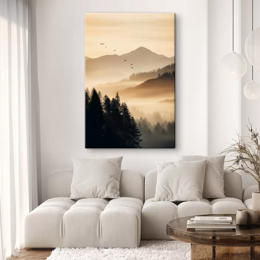  Schilderijen Een berglandschap met een bos en vogels die in de lucht vliegen, alles bedekt met een dikke laag mist tijdens zonsopgang s45563