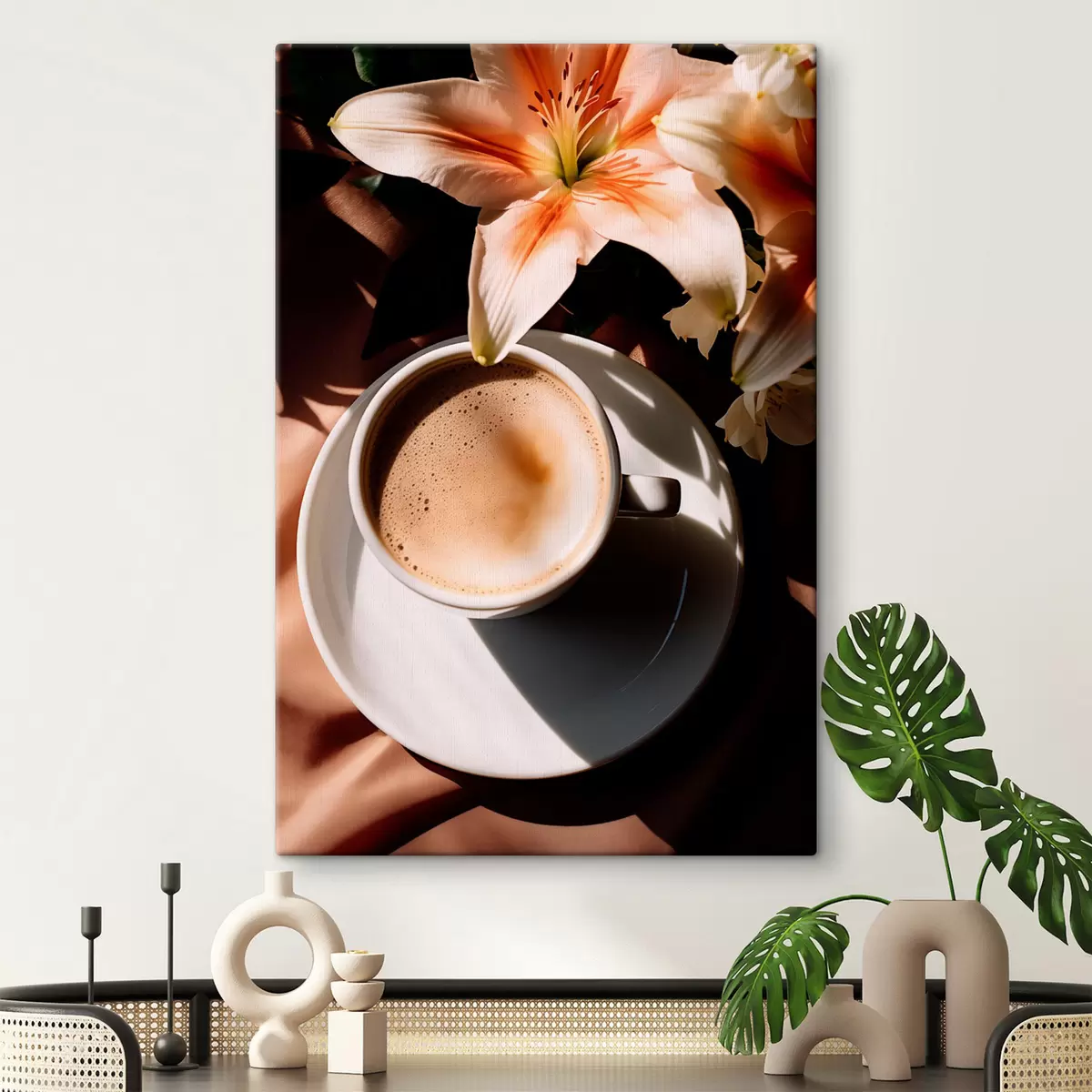  Peintures Une tasse de café avec de la mousse sur une assiette blanche, quelques fleurs en arrière-plan, avec la lumière du soleil s45569
