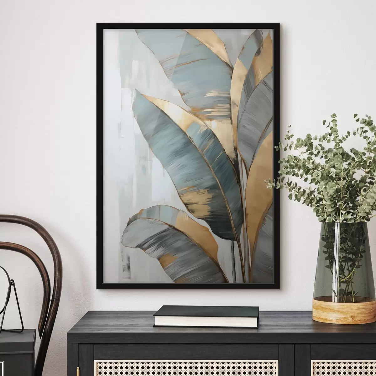 Poster Een set gedempte blauwe, grijze en gele bananenbladeren met zichtbare penseelstreken, op een witte abstracte achtergrond f45551