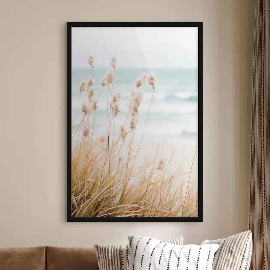 Fotobehang Hoog gras met pluizige zaadhoofden, zandstrand en oceaangolven op de achtergrond, zacht en gedempt kleurenpalet f45561