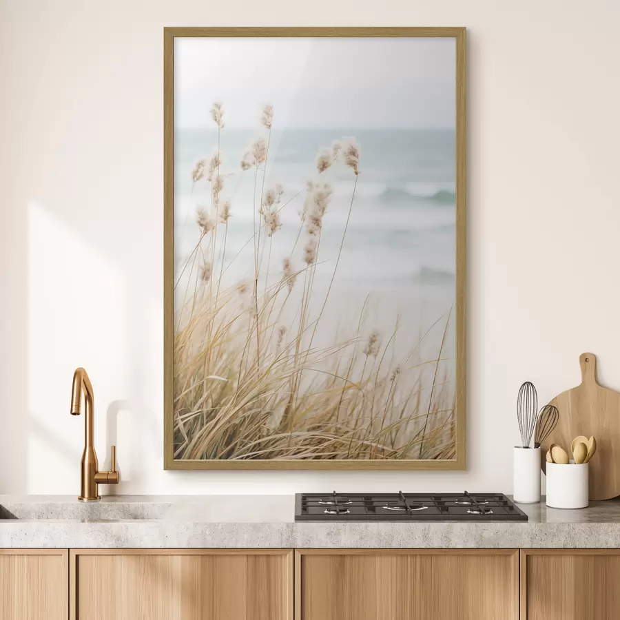 Papier peint photo Herbe haute avec des têtes de graines duveteuses, plage de sable et vagues de l'océan en arrière-plan, palette de couleurs douces et sourdes f45561