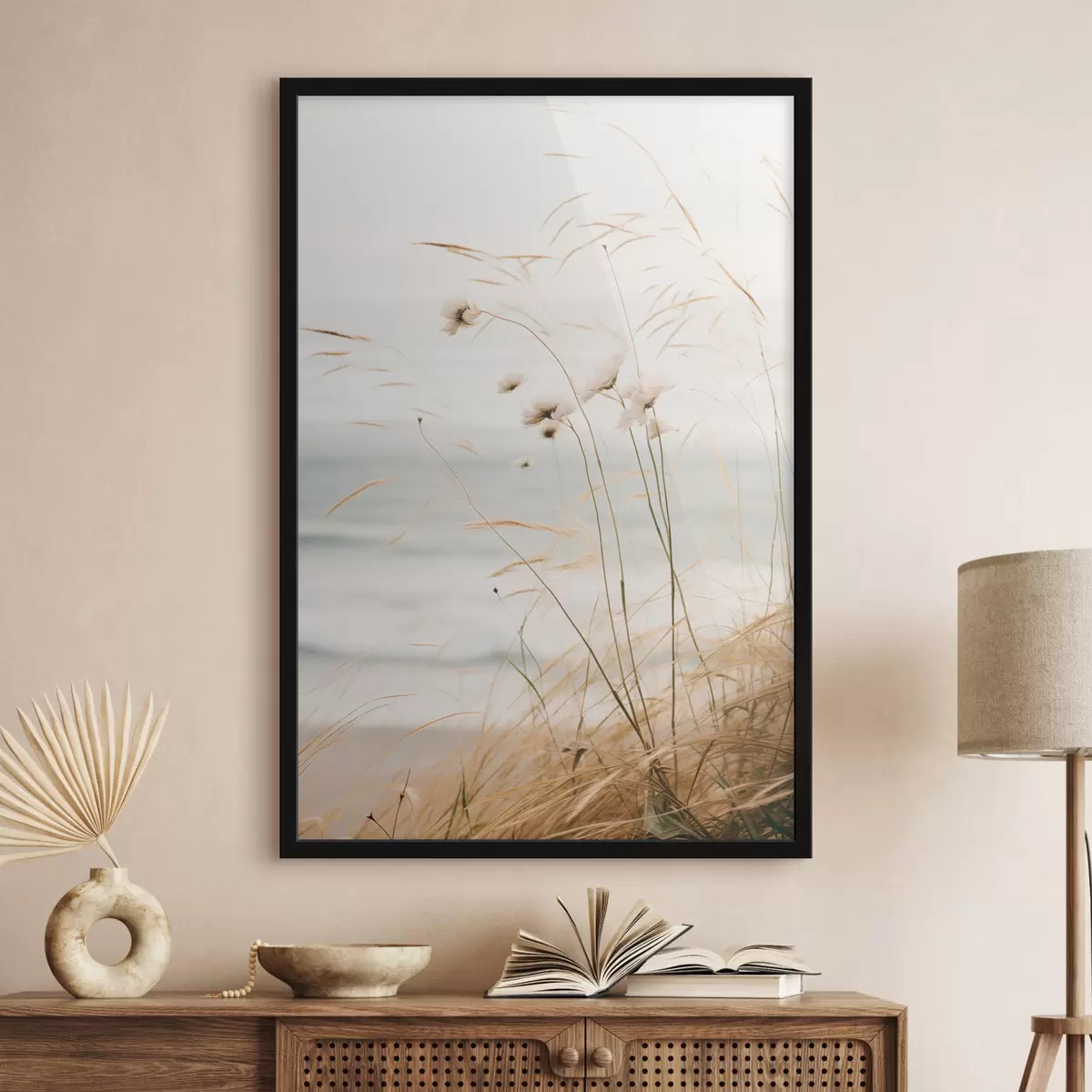 Poster Wat katoengras en ander droog gras voor een vage zee, zacht en gedempt kleurenpalet f45562