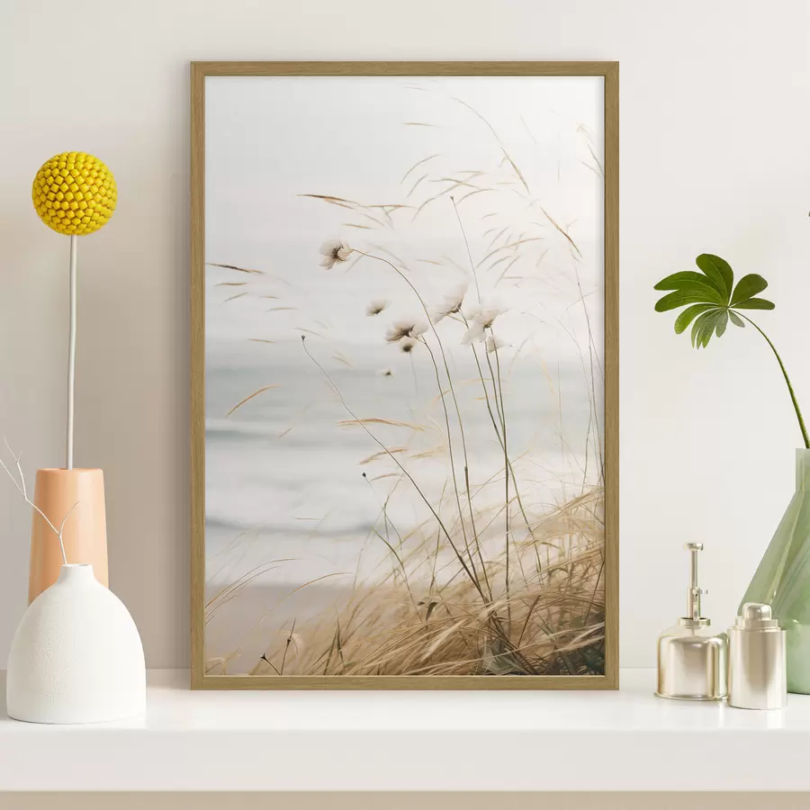 Papier peint photo De l'herbe de coton et d'autres herbes sèches devant une mer floue, palette de couleurs douces et sourdes f45562