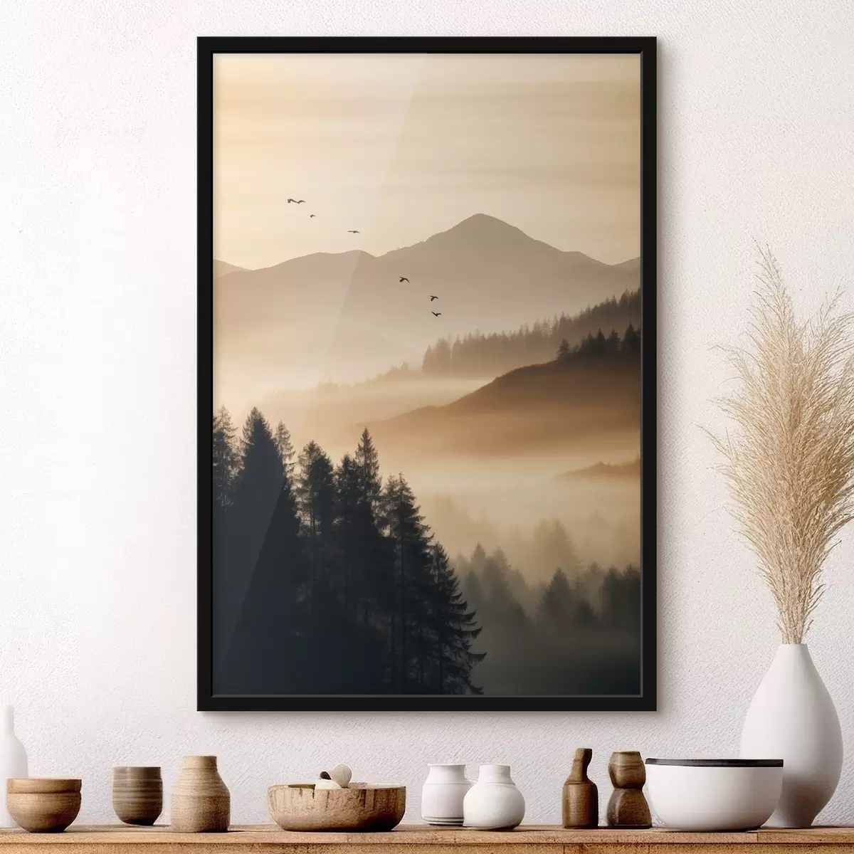 Affiche Un paysage de montagne avec une forêt et des oiseaux volant dans le ciel, le tout recouvert d'une épaisse couche de brouillard au lever du soleil f45563