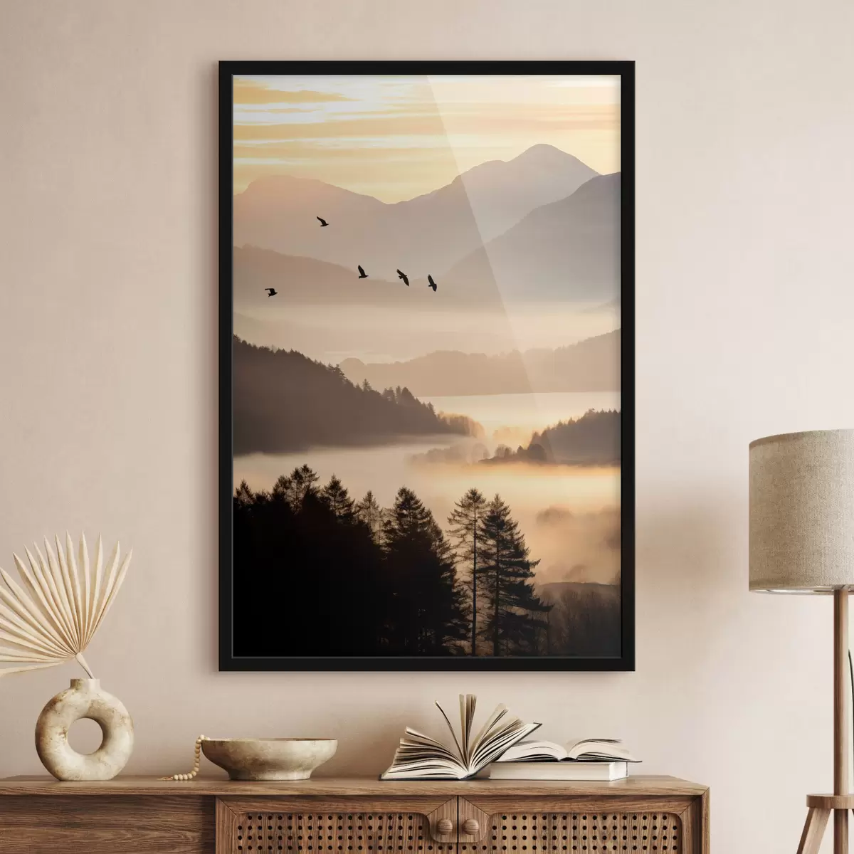 Poster Een berglandschap met een bos en vogels die in de lucht vliegen, alles bedekt met een dikke laag mist tijdens zonsopgang f45564