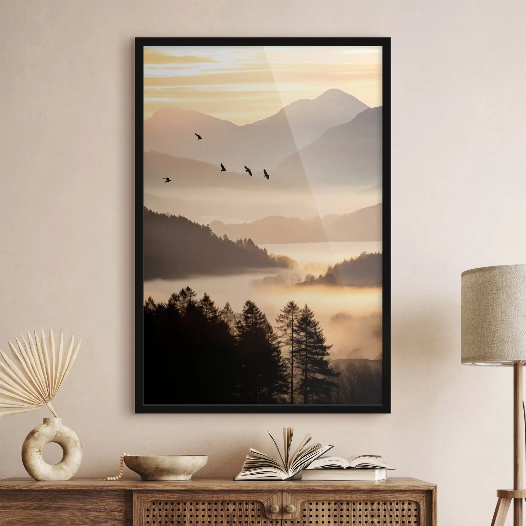 Papier peint photo Un paysage de montagne avec une forêt et des oiseaux volant dans le ciel, le tout recouvert d'une épaisse couche de brouillard au lever du soleil f45564