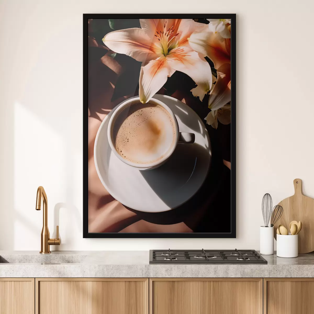 Poster Een kop koffie met schuim op een wit bord, wat bloemen op de achtergrond, met zonlicht f45569