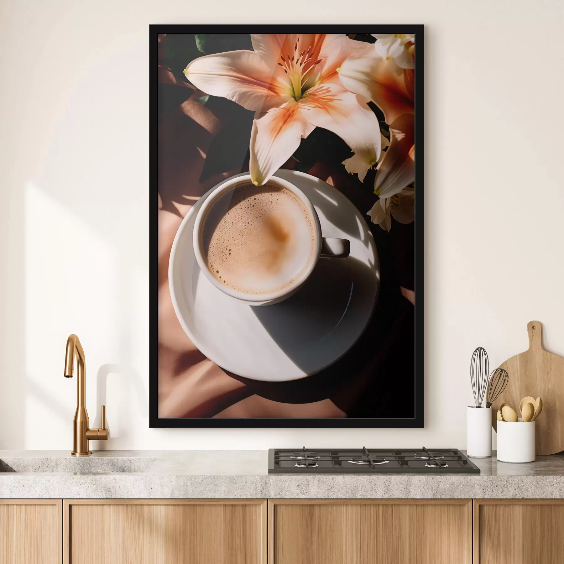 Papier peint photo Une tasse de café avec de la mousse sur une assiette blanche, quelques fleurs en arrière-plan, avec la lumière du soleil f45569