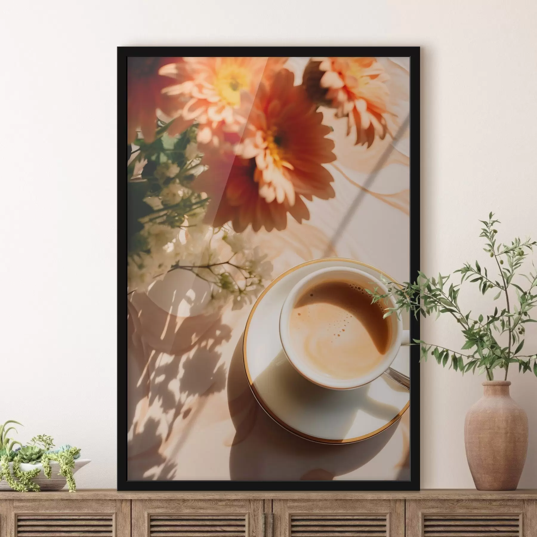 Papier peint photo Une tasse de café avec de la mousse sur une assiette blanche, quelques fleurs en arrière-plan, avec la lumière du soleil f45570