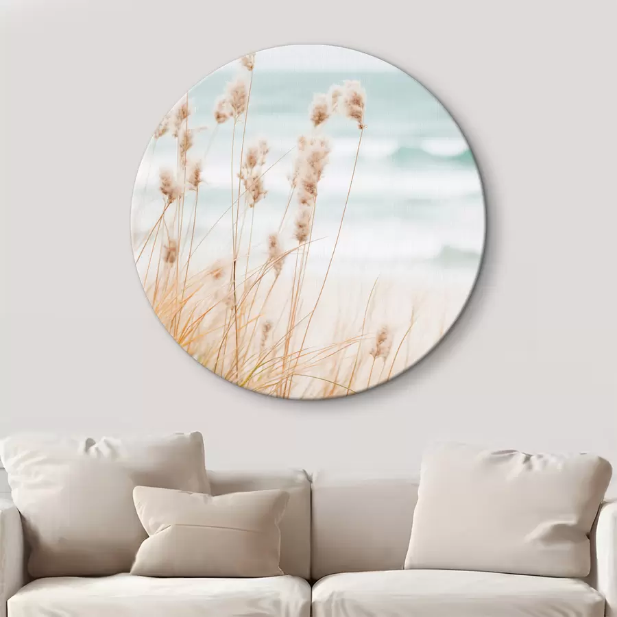  Peintures Herbe haute avec des têtes de graines duveteuses, plage de sable et vagues de l'océan en arrière-plan, palette de couleurs douces et sourdes r45561
