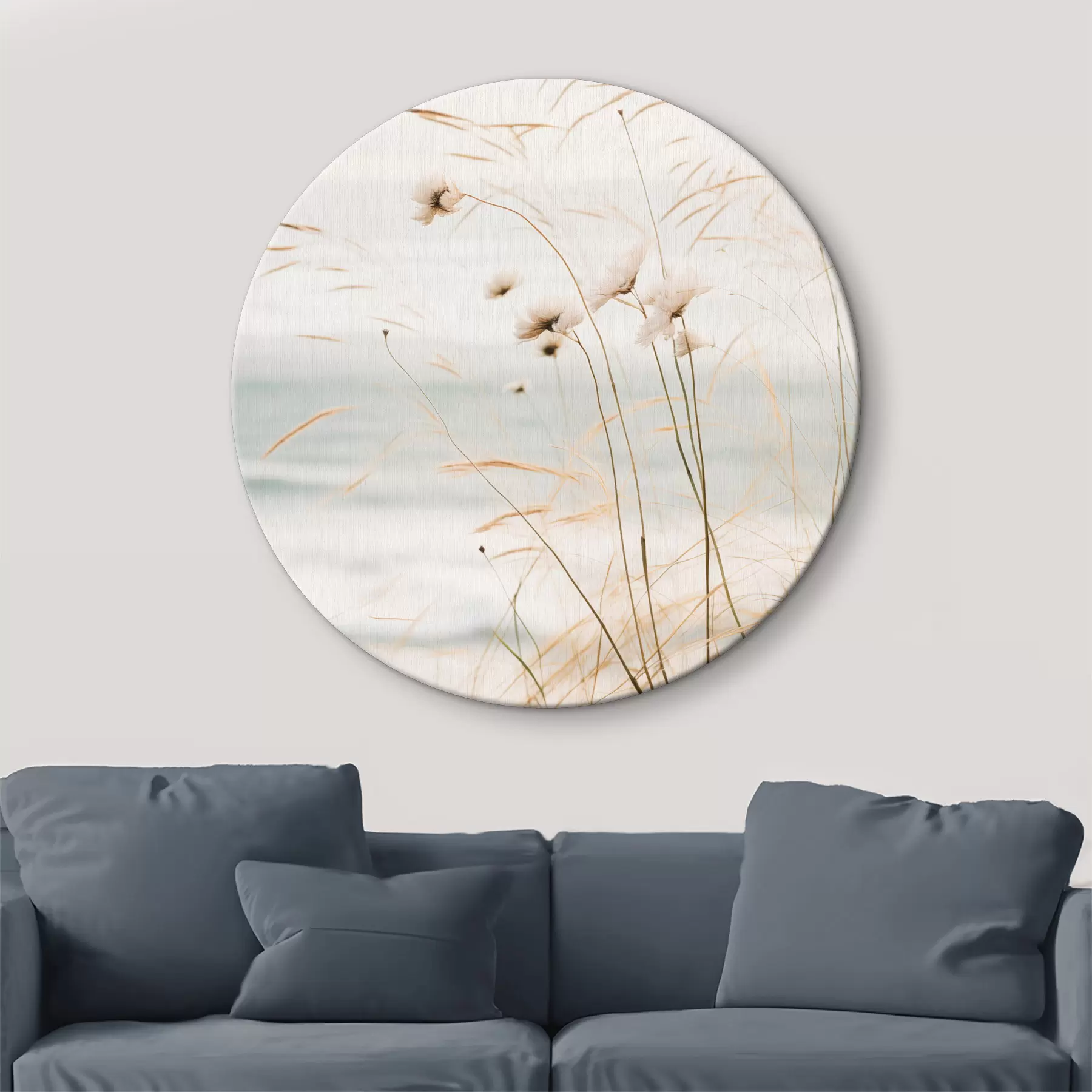  Schilderijen Wat katoengras en ander droog gras voor een vage zee, zacht en gedempt kleurenpalet r45562