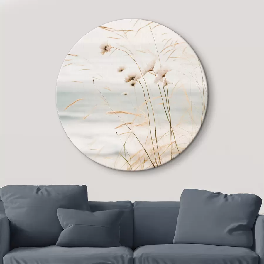  Peintures De l'herbe de coton et d'autres herbes sèches devant une mer floue, palette de couleurs douces et sourdes r45562