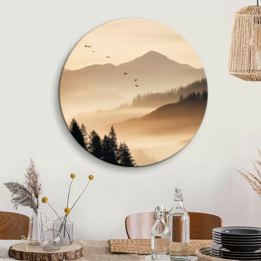  Peintures Un paysage de montagne avec une forêt et des oiseaux volant dans le ciel, le tout recouvert d'une épaisse couche de brouillard au lever du soleil r45563