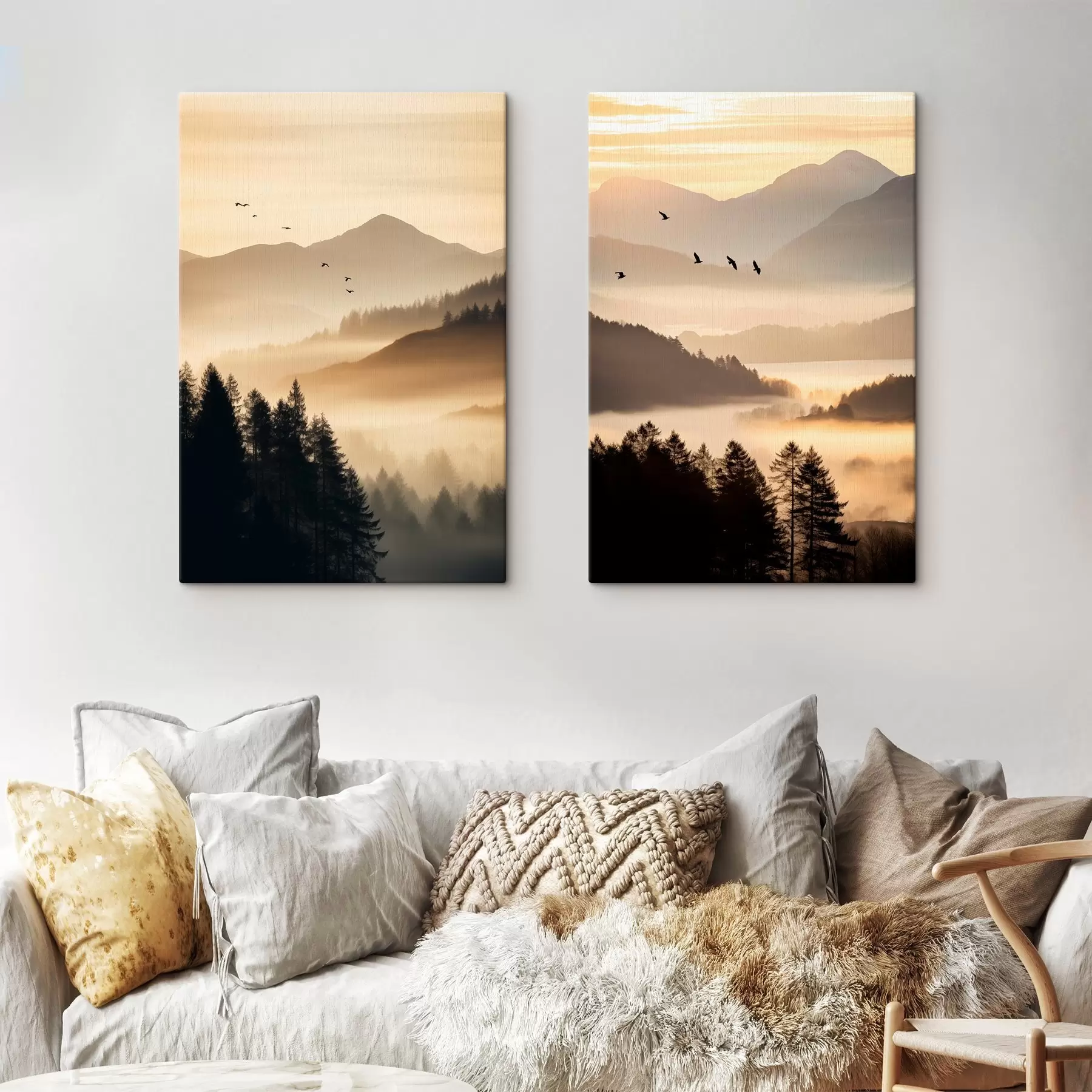  Peintures Un paysage de montagne avec une forêt et des oiseaux volant dans le ciel, le tout recouvert d'une épaisse couche de brouillard au lever du soleil m00651