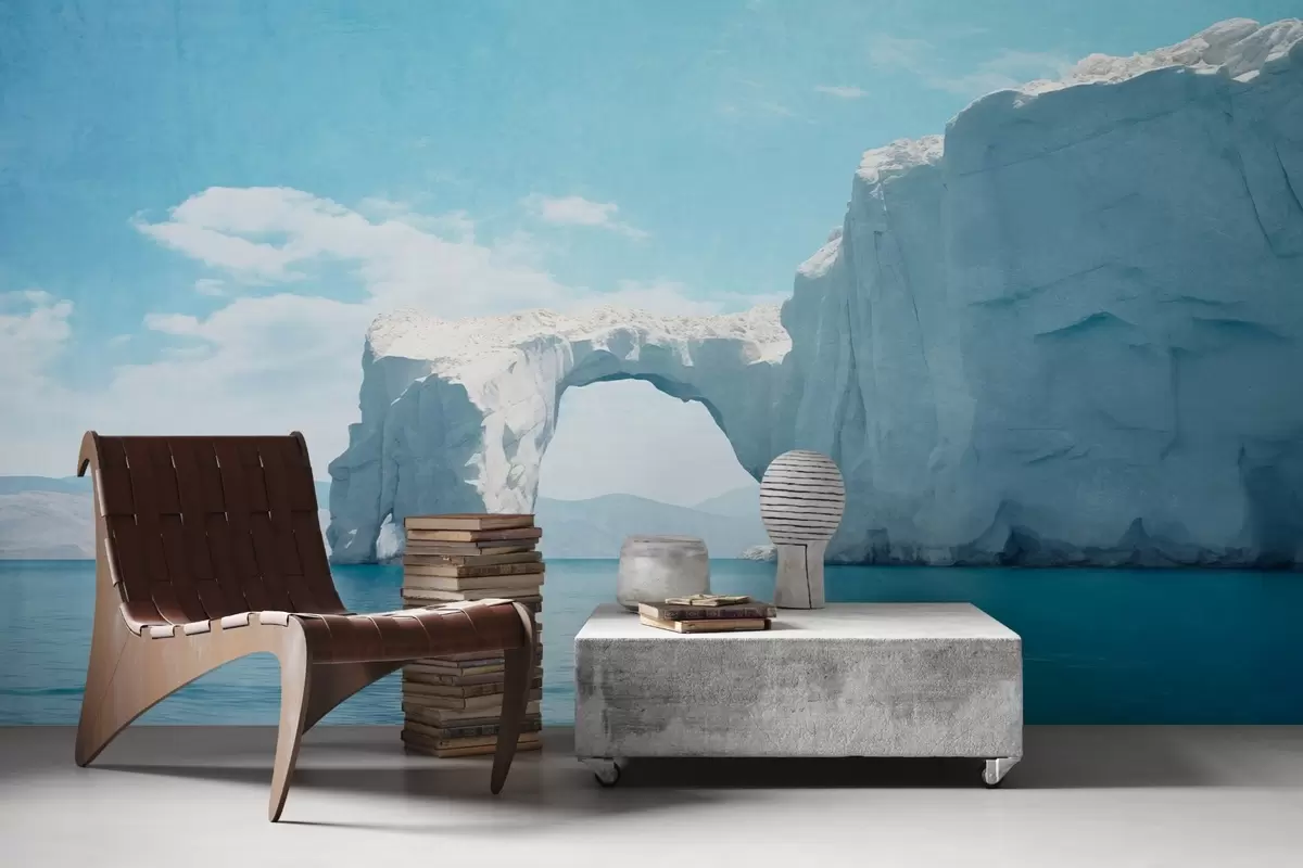 Fotobehang Landschap met natuurlijke ijsbrug over de oceaan , helderblauwe lucht met enkele wolken, getextureerde print w09383