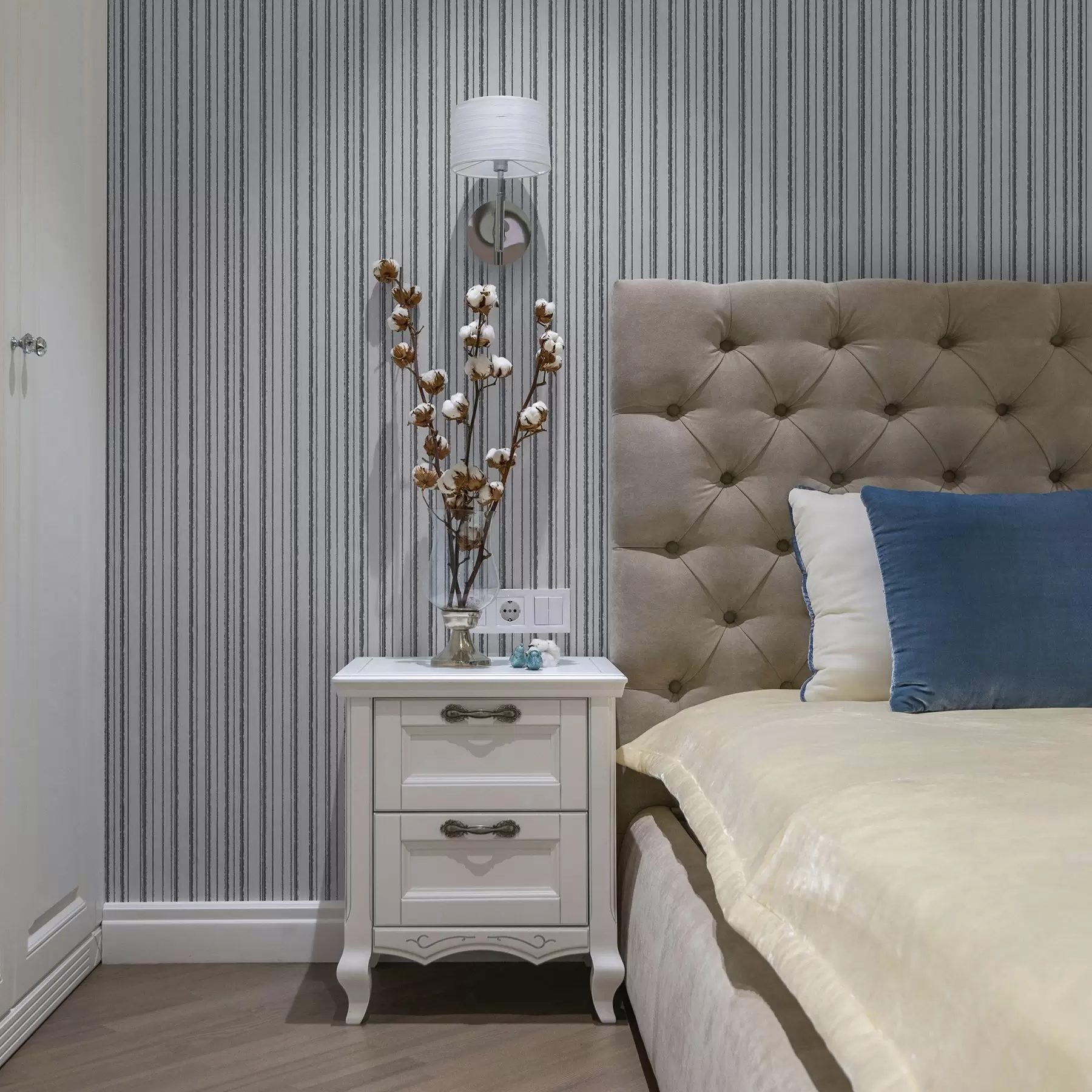 Fotobehang Grijze verticale strepen op een witte achtergrond a00507