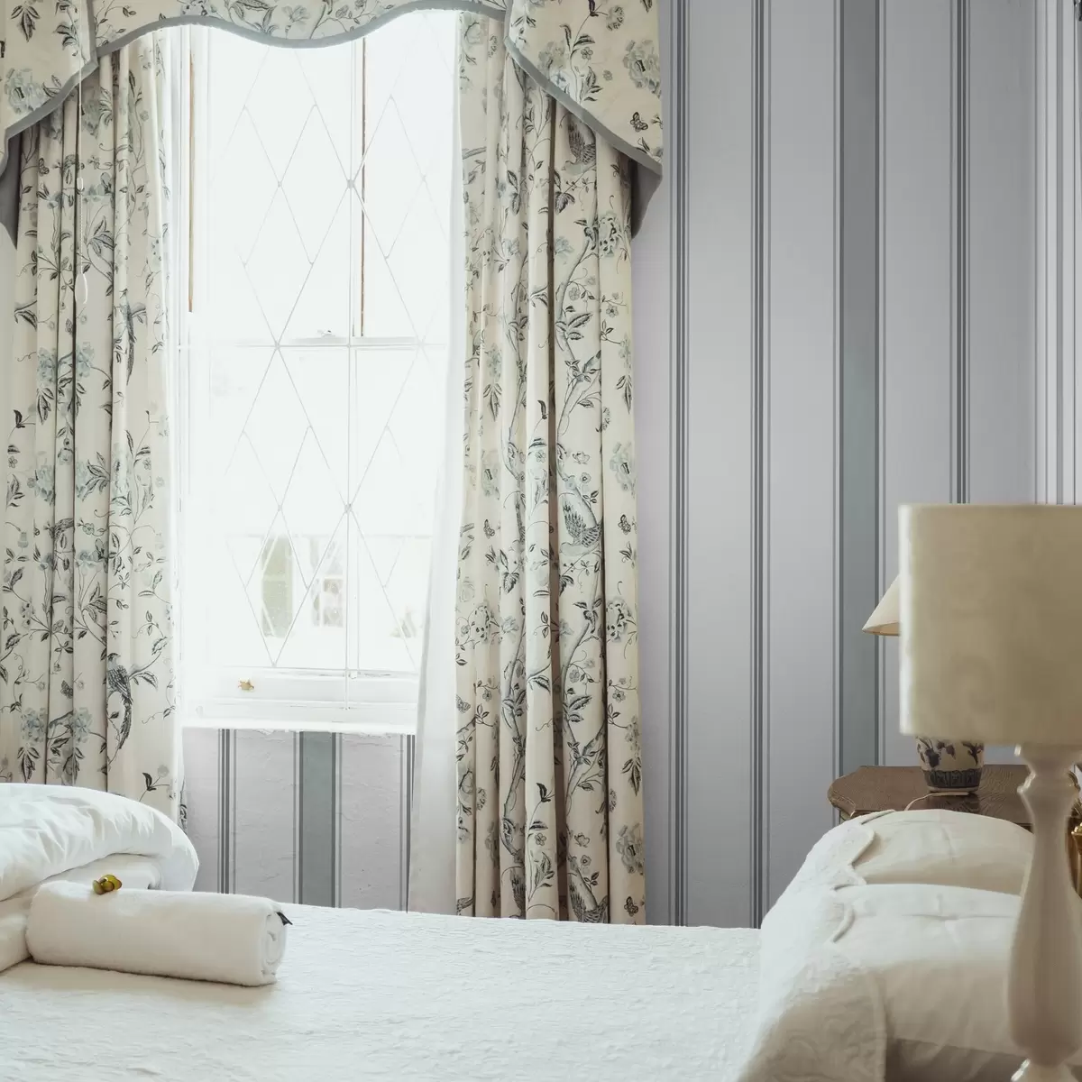 Papier peint Larges rayures dans une palette gris-bleu a00516