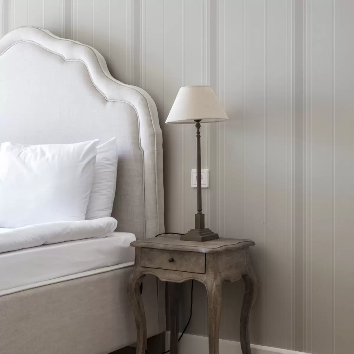 Behang Lichtbeige strepen met brede accenten a00518