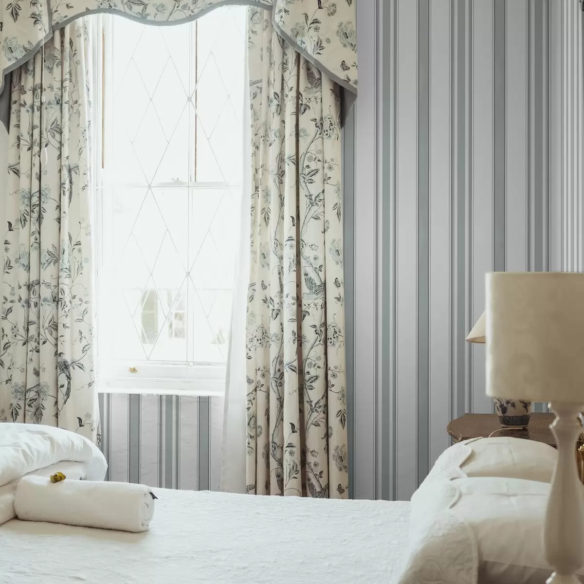 Papier peint Double motif avec bandes gris-bleu a00554