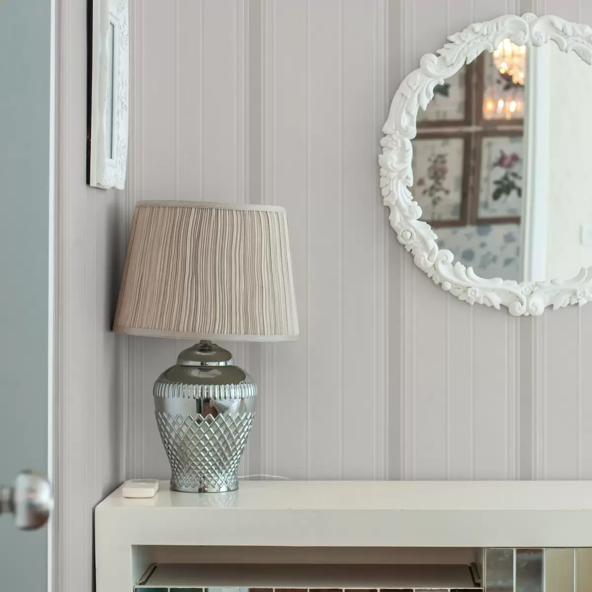 Behang Beige achtergrond met dunne en medium grijswitte strepen a00559