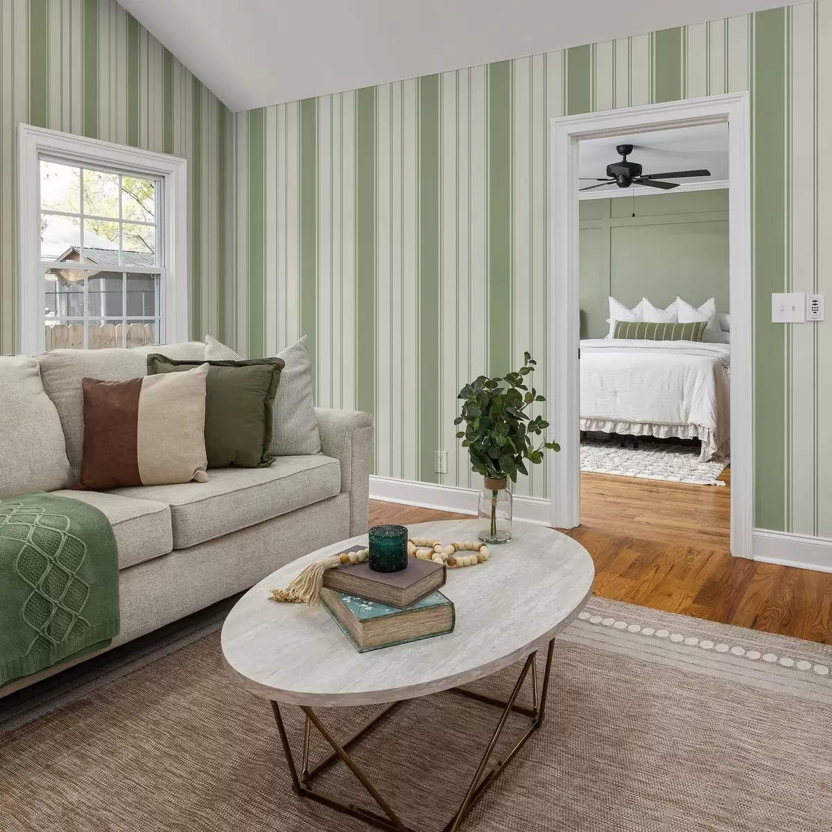 Behang Crème achtergrond met brede lichtgroene strepen a00561