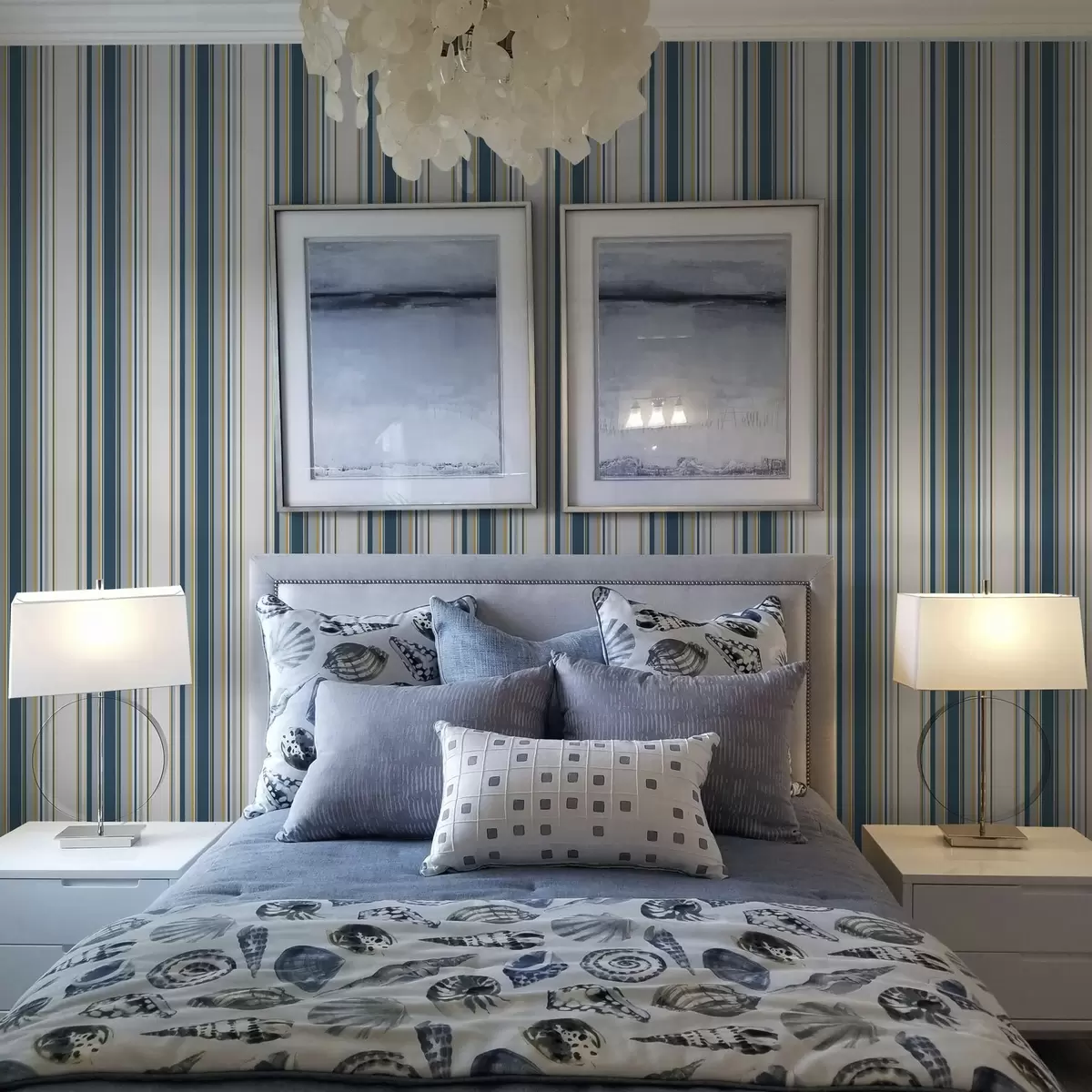 Papier peint Rayures bleues et jaunes contrastées sur fond blanc a00566