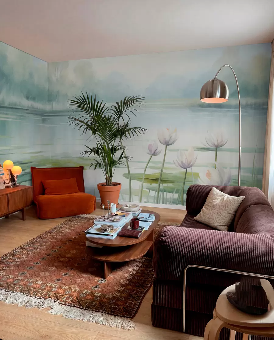 Fotobehang Landschap met een meer, waterlelies en leliebladeren, bomen op de achtergrond, in een rustige omgeving, lichtblauwe en groene tinten w09395