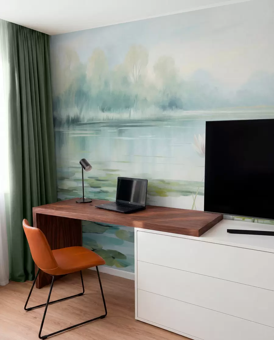 Fotobehang Landschap met een meer, waterlelies en leliebladeren, bomen op de achtergrond, in een rustige omgeving, lichtblauwe en groene tinten w09395
