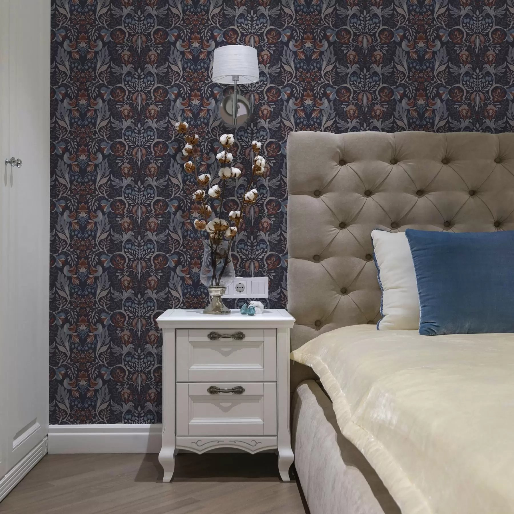 Fotobehang Volksbloemen en vogels op een donkerblauwe achtergrond a00502