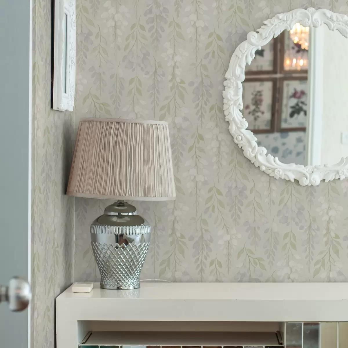 Behang Hangende lavendelblauwe blauweregen op een mintgroene achtergrond a00593