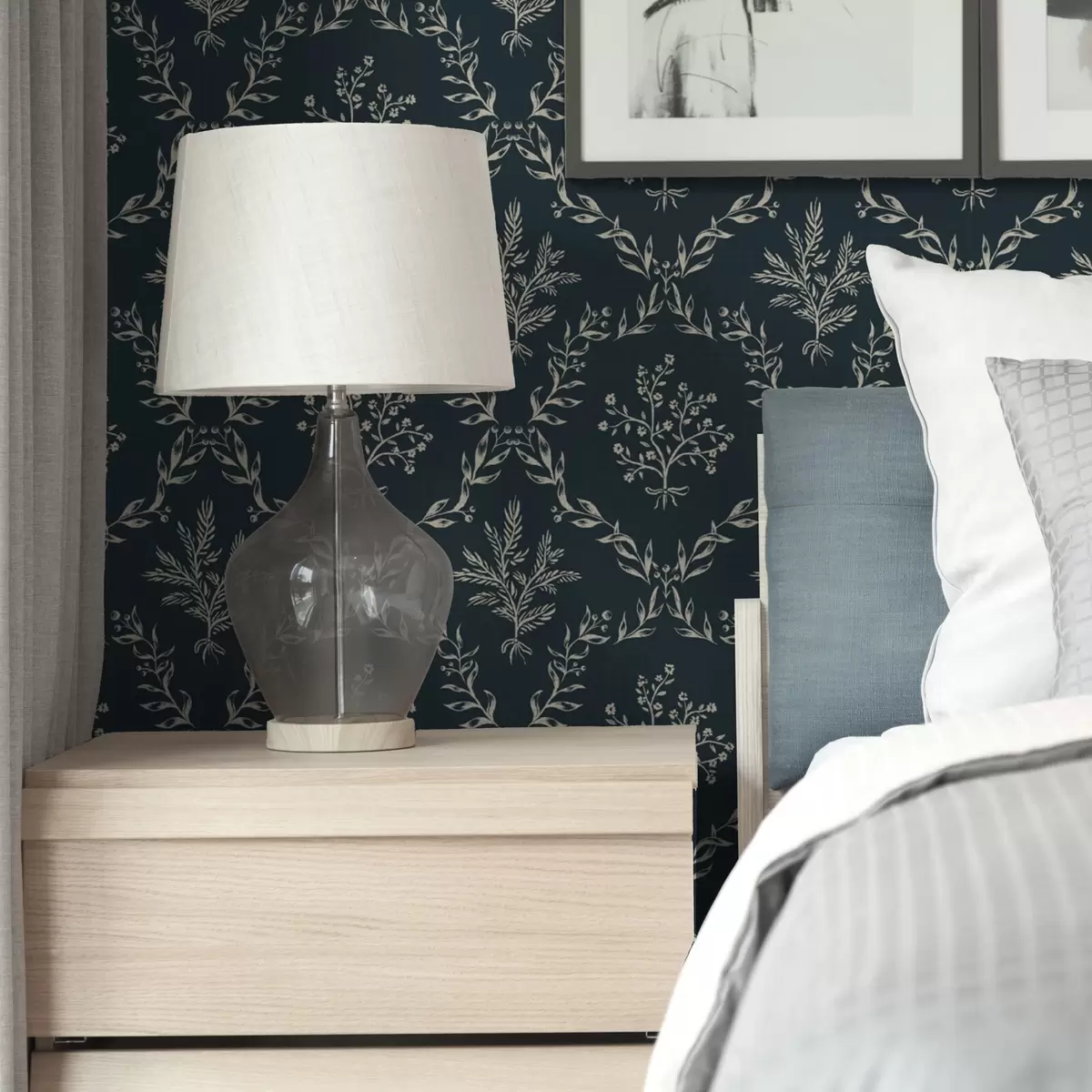 Papier peint Couronnes blanches d'herbes et de fleurs sur fond bleu sarcelle foncé a00599v2