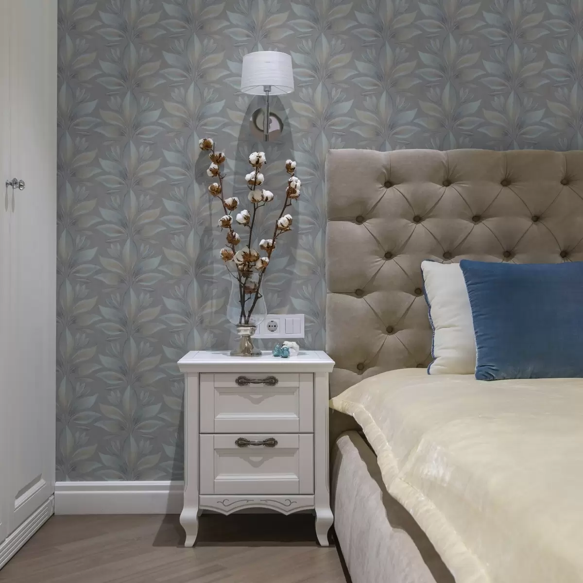 Papier peint Grandes feuilles stylisées dans une palette bleu sable sur fond gris a00601