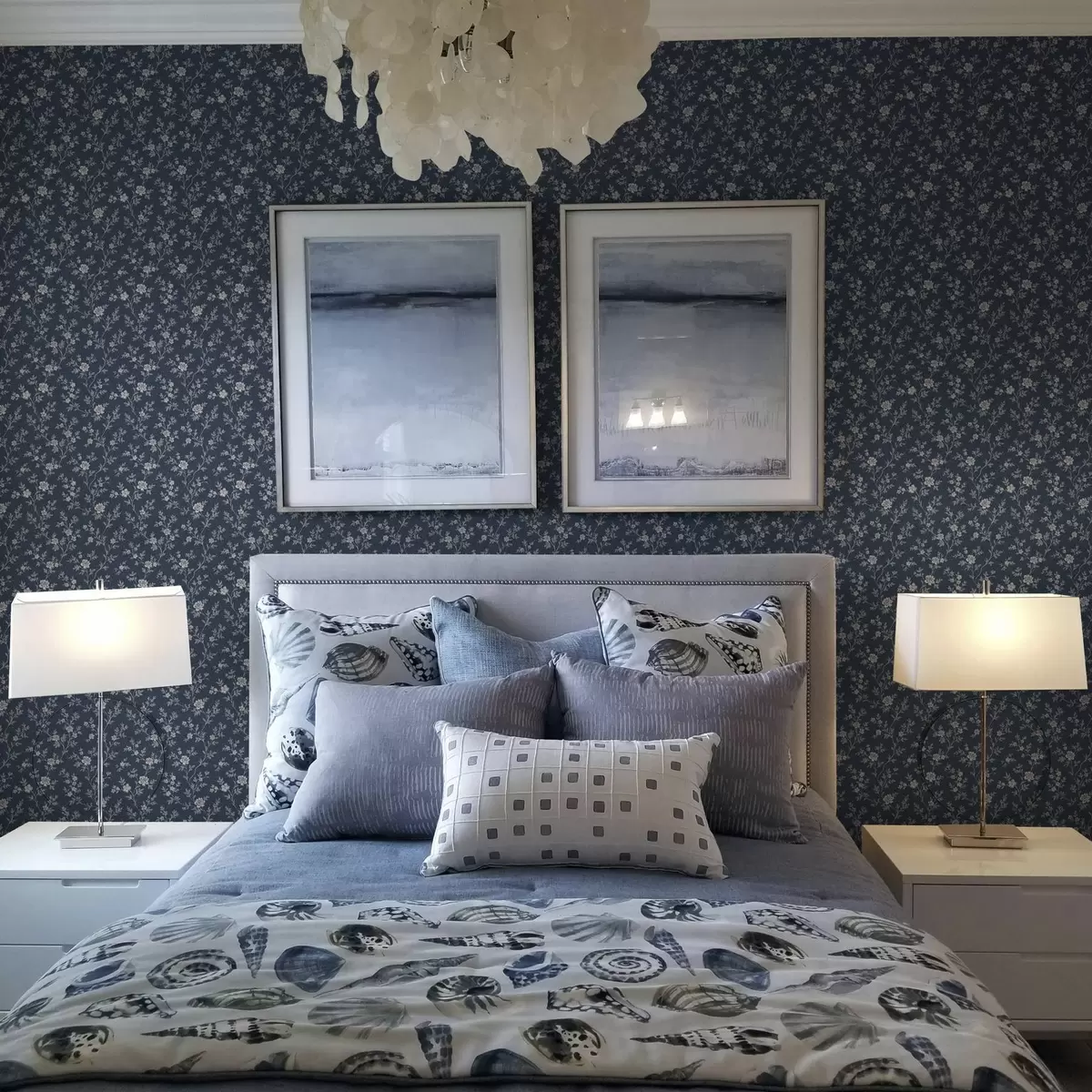 Papier peint Fond bleu marine foncé avec de fines branches et fleurs beiges a00612