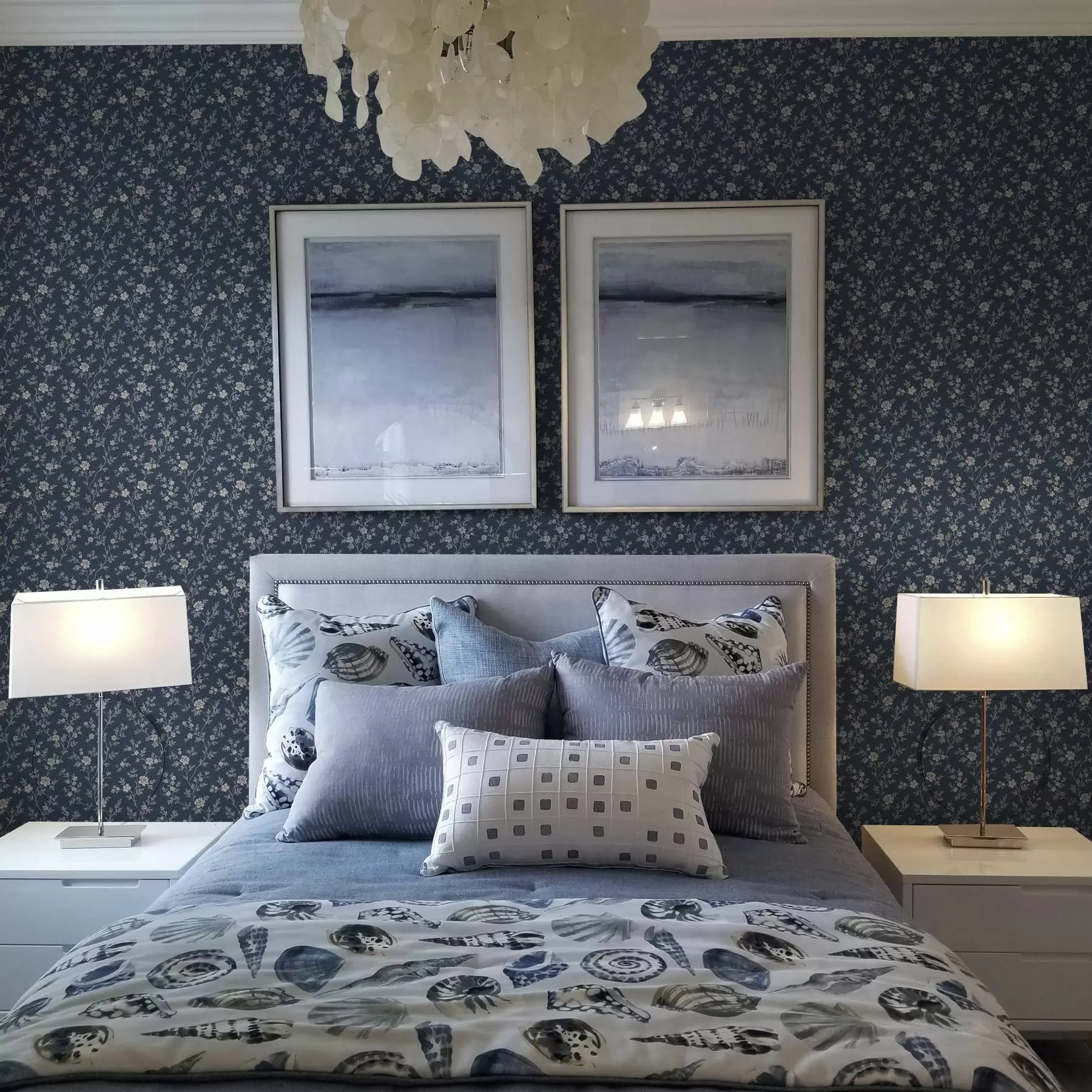 Fotobehang Donkerblauwe achtergrond met dunne beige takken en bloemen a00612