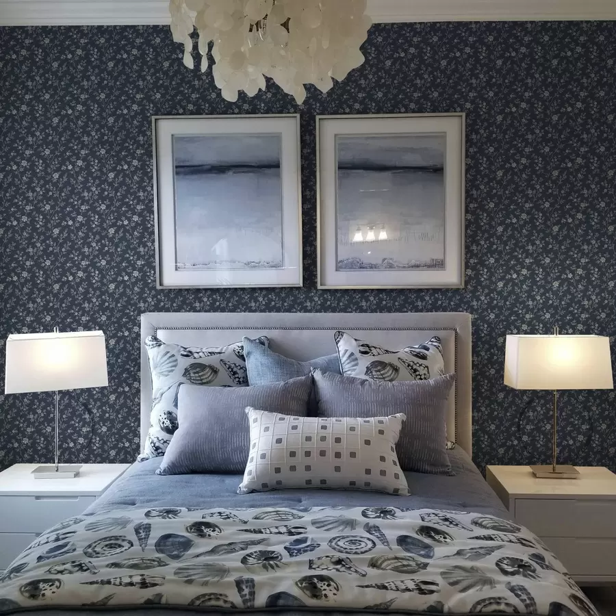 Fotobehang Donkerblauwe achtergrond met dunne beige takken en bloemen a00612