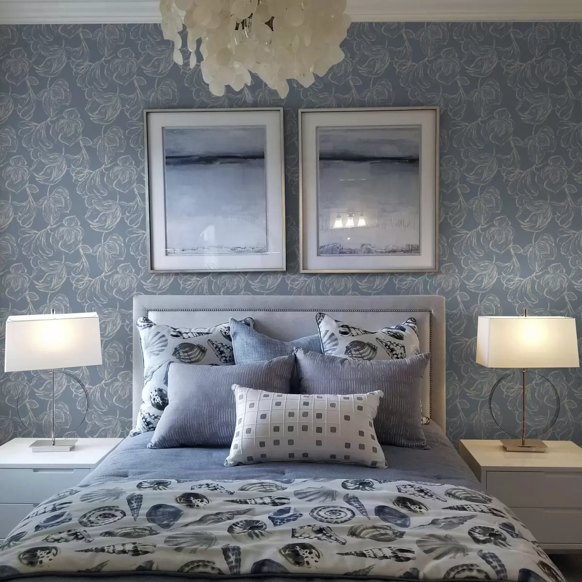 Papier peint Fond bleu clair avec des fleurs aux contours crayeux a00625v3