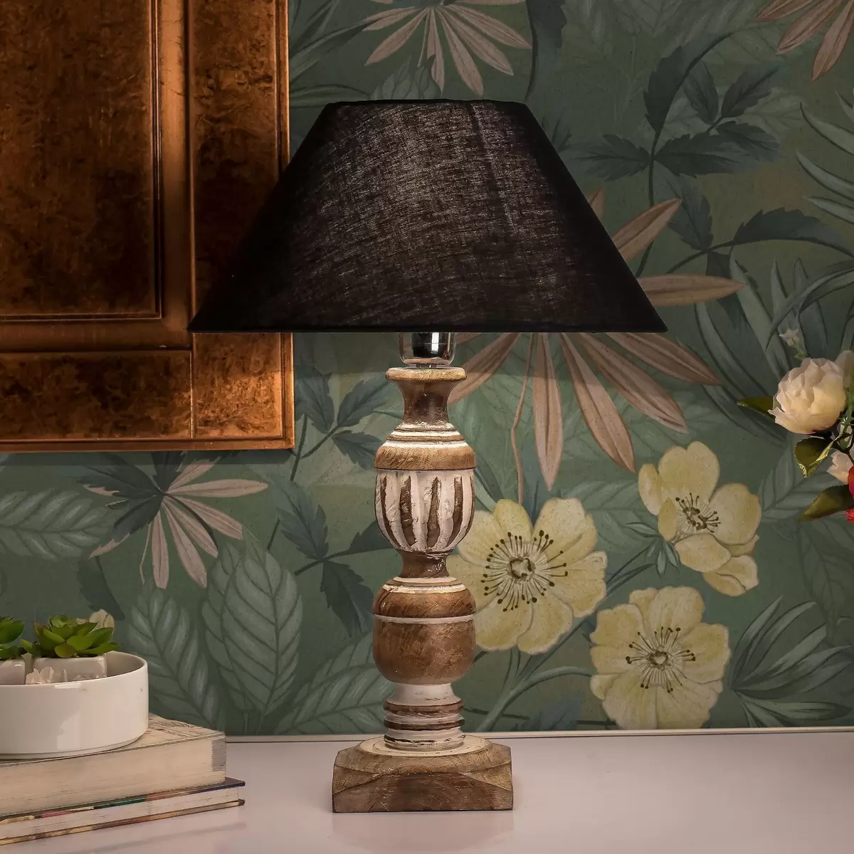 Behang Gele bloemen te midden van groene bladeren a00718