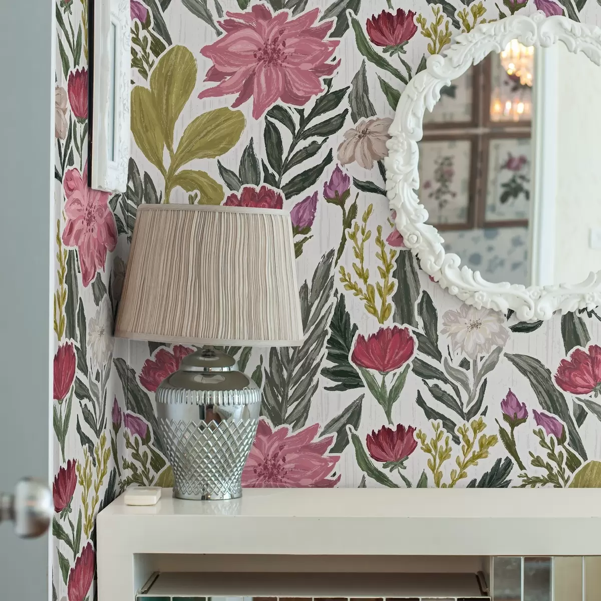 Papier peint Fleurs luxuriantes roses et crème sur fond blanc, texture impasto a00629v1