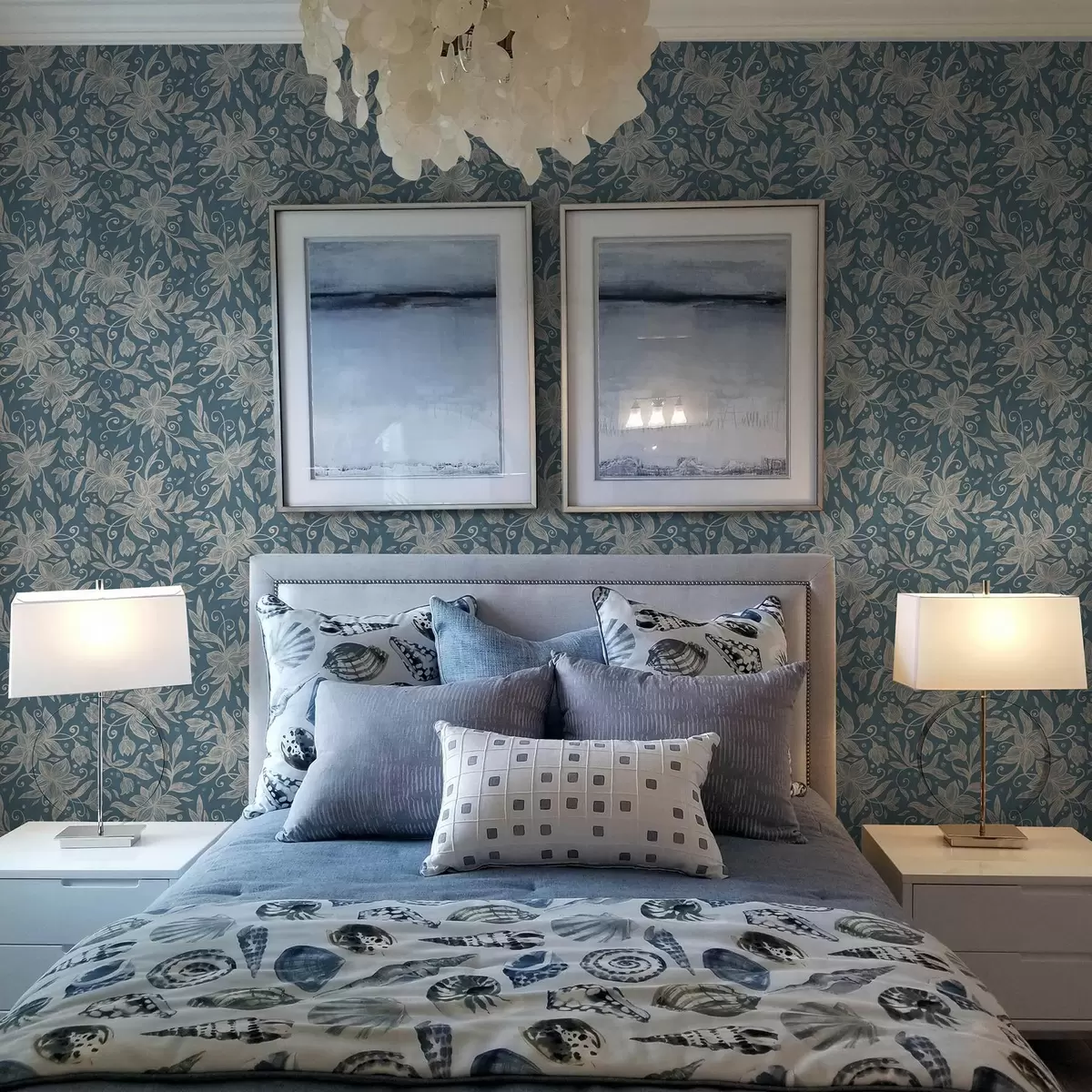 Papier peint Fleurs linéaires crème sur fond bleu, volutes délicates a00630