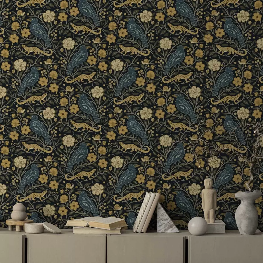 Fotobehang Vogels, hagedissen en slakken tussen bloemen op een donkere achtergrond a00691