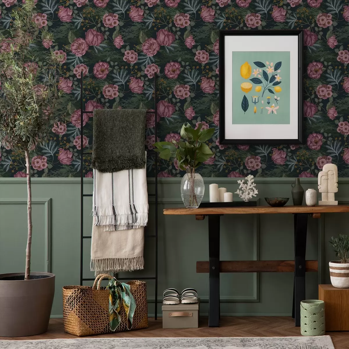 Papier peint Flore sombre avec des fleurs et des feuilles roses, fond sombre a00724