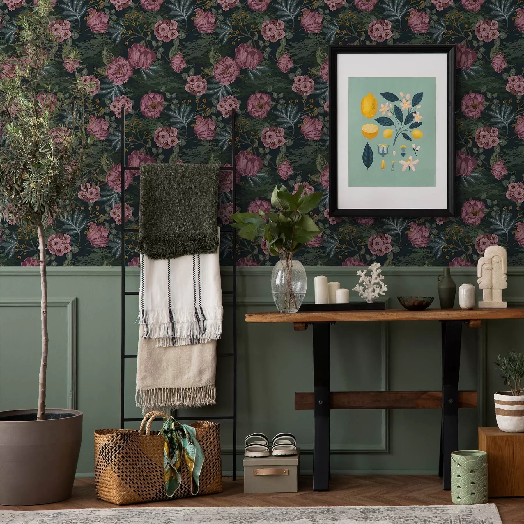 Papier peint photo Flore sombre avec des fleurs et des feuilles roses, fond sombre a00724