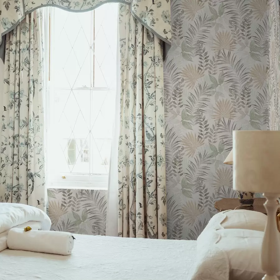 Fotobehang Pastelkleurige tropische bladeren op een lichte achtergrond, subtiele textuur a00725