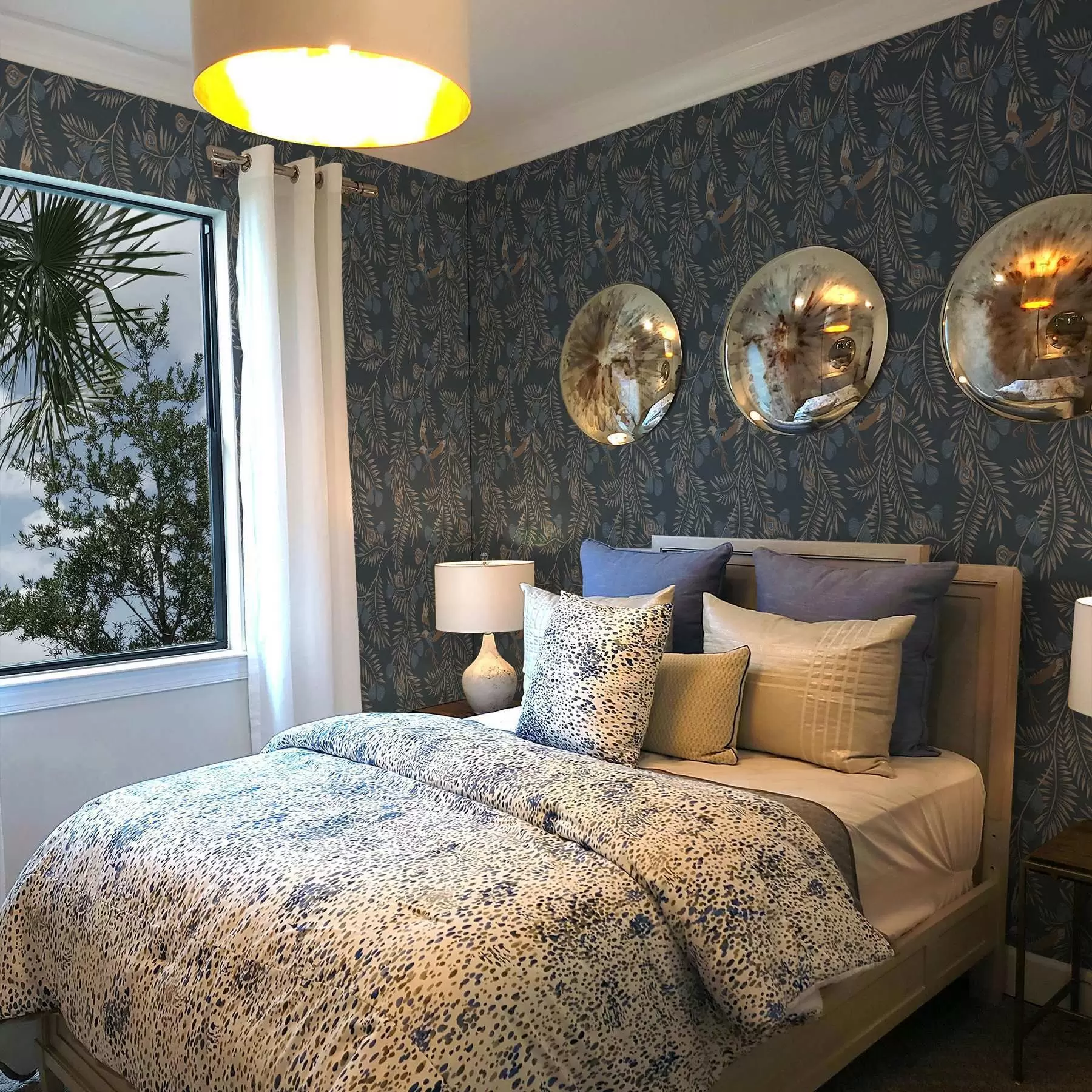 Fotobehang Vogel tussen blauwe vruchten en palmbladeren, indigo a00726