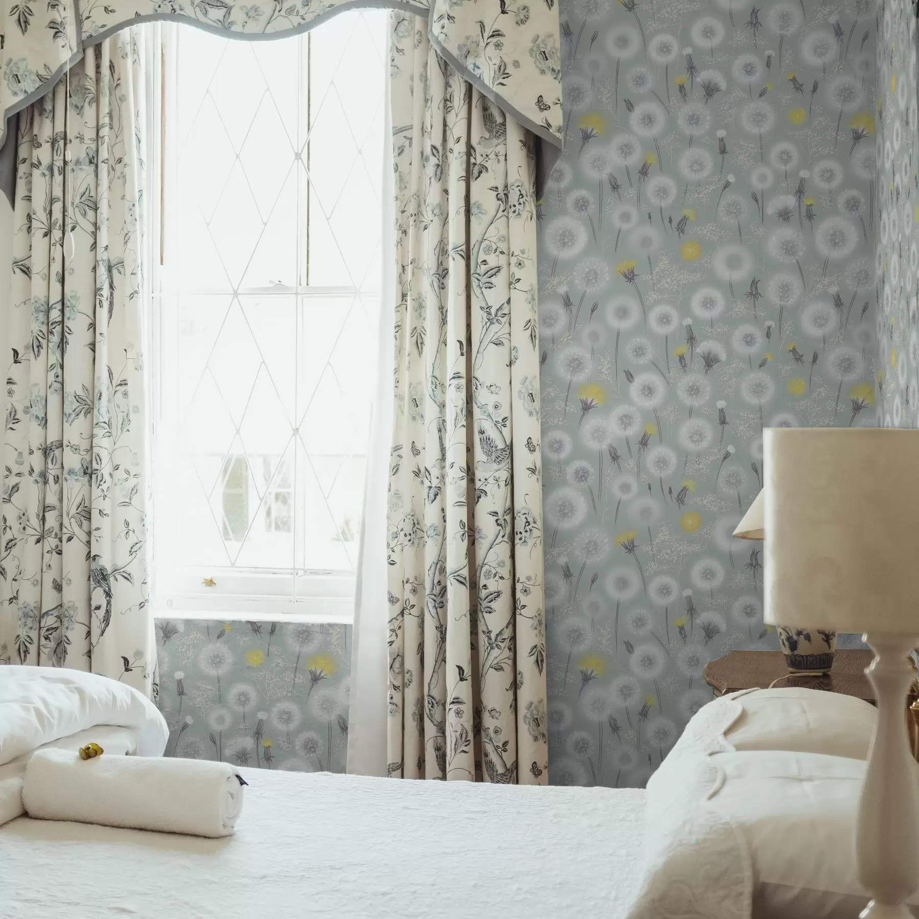 Papier peint photo Pissenlits duveteux et graines sur fond menthe a00790