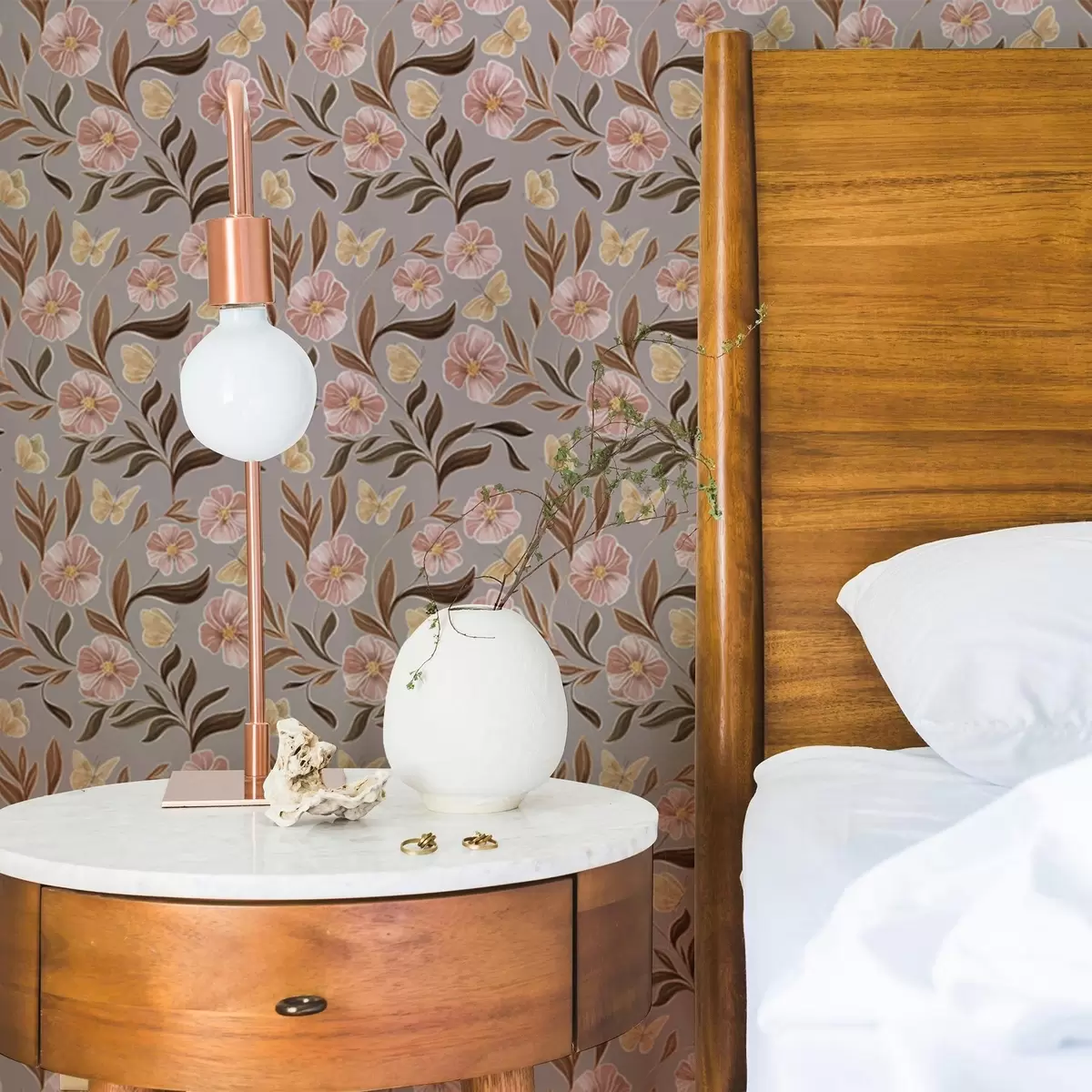 Behang Roze bloemen en vlinders op een grijs-beige achtergrond a00633