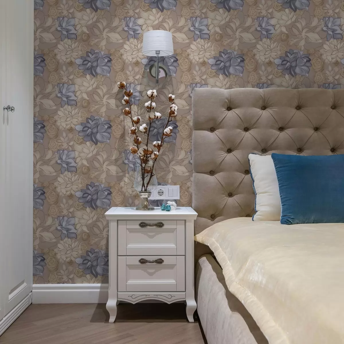 Papier peint Crème et fleurs bleues sur fond beige chaud a00634v1