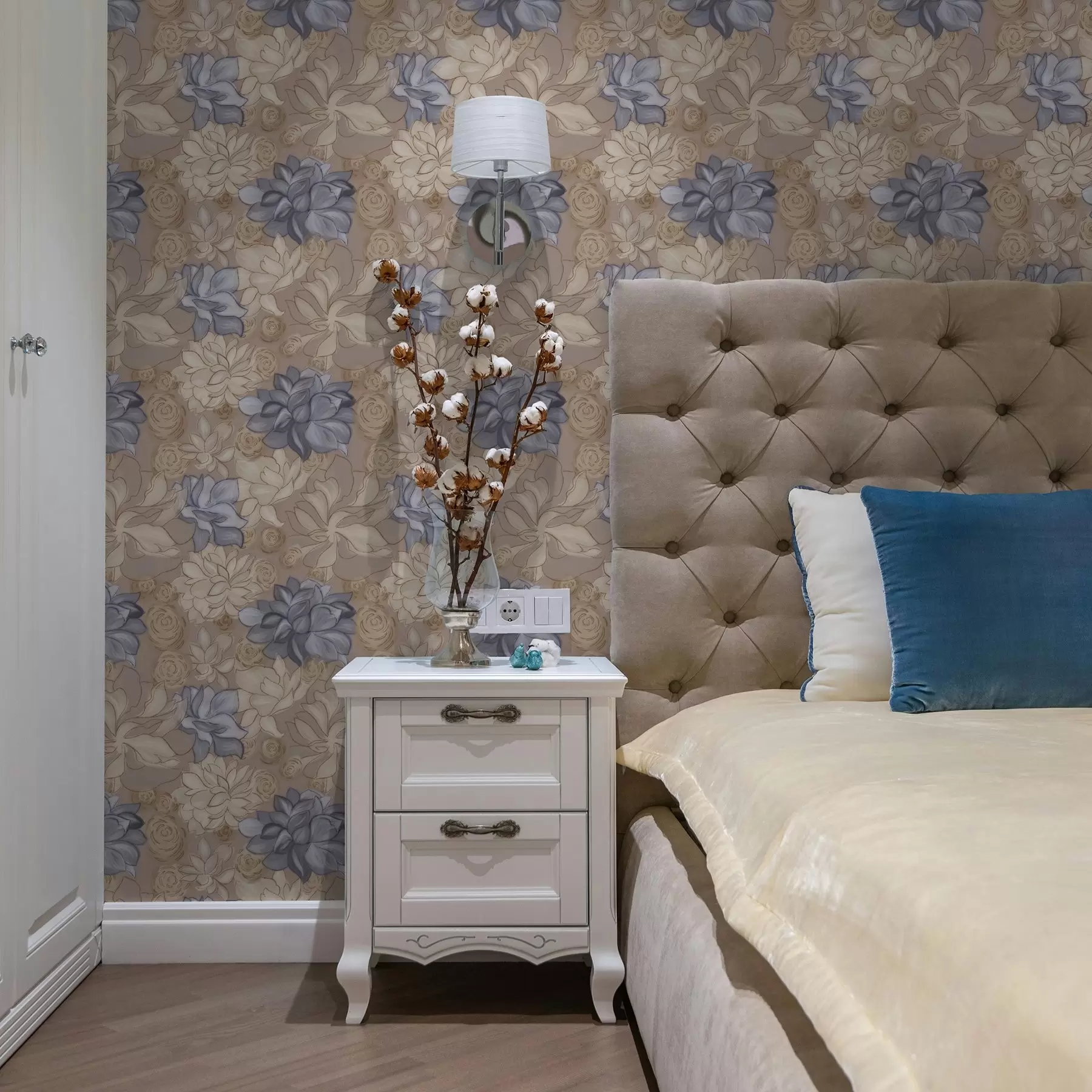 Fotobehang Crèmekleurige en blauwe bloemen op een warme beige achtergrond a00634v1