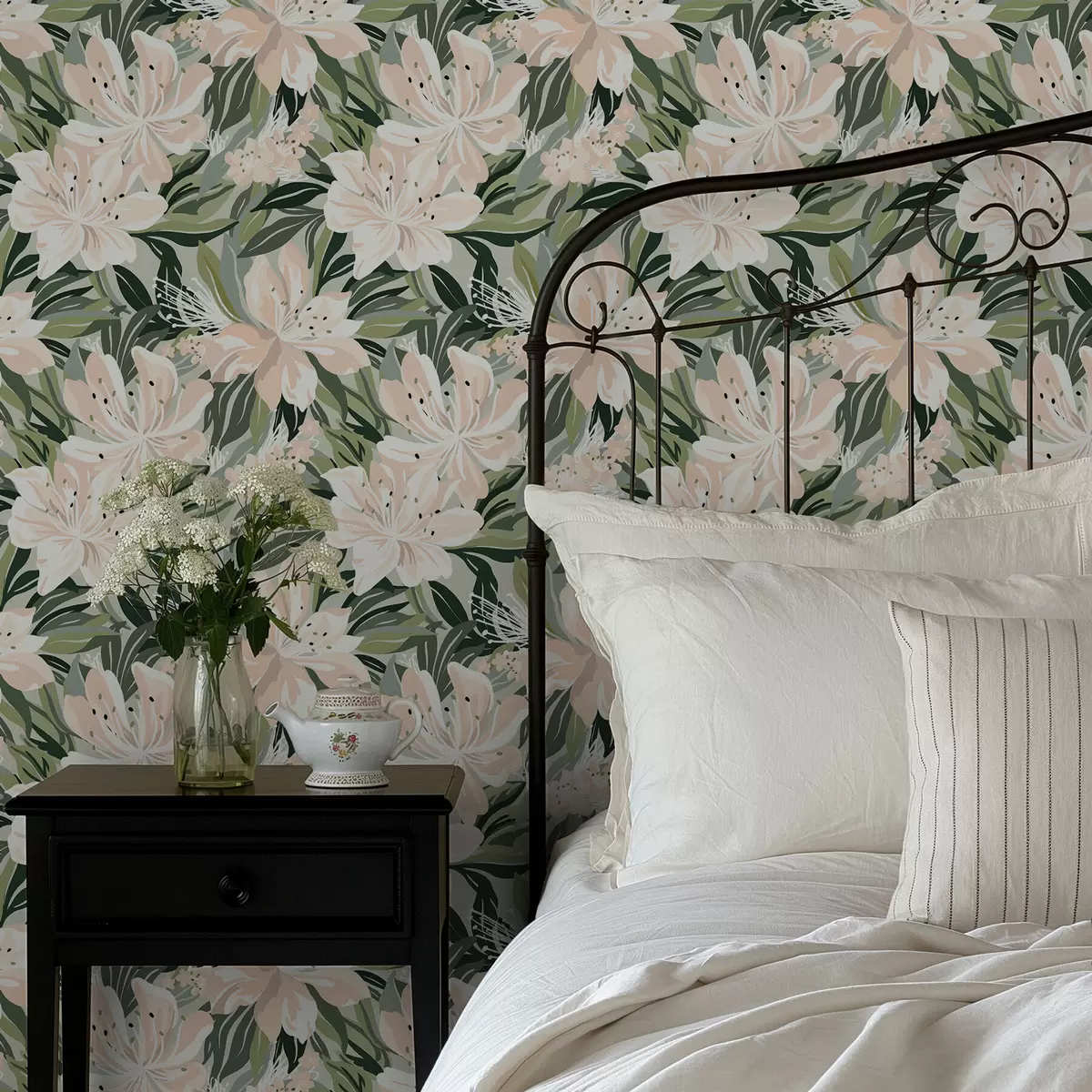 Behang Grote crèmekleurige bloemen op een lichtgroene achtergrond a00646