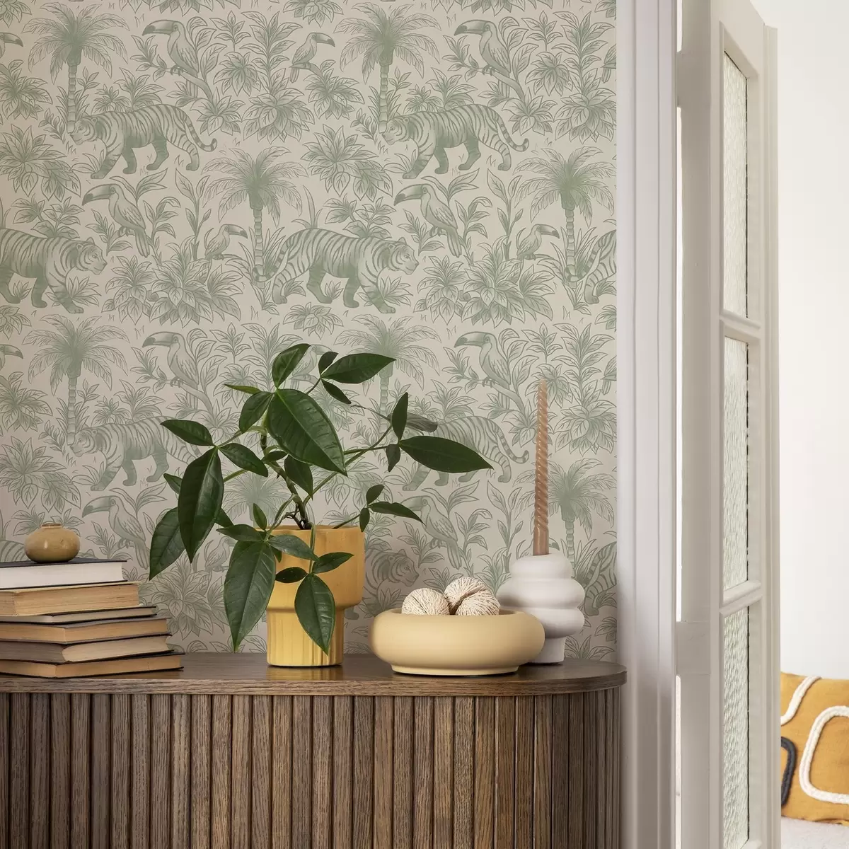 Papier peint Tigres et oiseaux tropicaux parmi les palmiers sur fond clair a00711